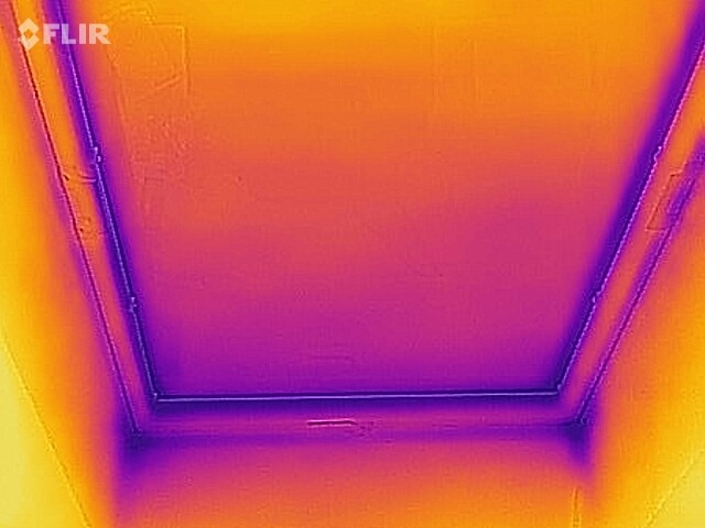 Thermografische Aufnahme einer Decke mit farbiger Hitzeverteilung (Flir)