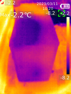 Infrarot-Thermografiebild eines Gebäudeteils mit warmem Orange und kühlem Blau