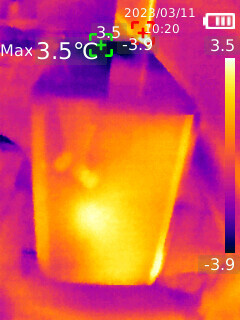 Thermografie-Aufnahme eines Innenraums mit Wärmeunterschieden