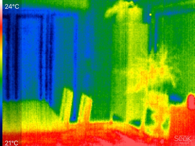 Thermografie eines Innenraums: kühle Blauflächen links, warme Gelb-Rot Bereiche rechts.