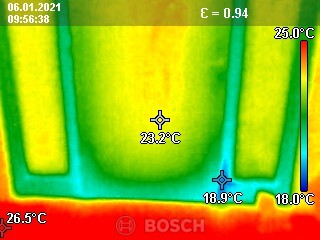 Thermografieaufnahme einer Wand mit Temperaturunterschieden und BOSCH-Logo