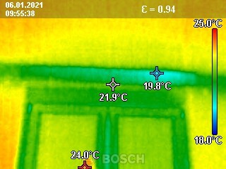 Thermografische Innenraumaufnahme eines Grundrisses mit Wärmeverteilung und Temperaturanzeigen