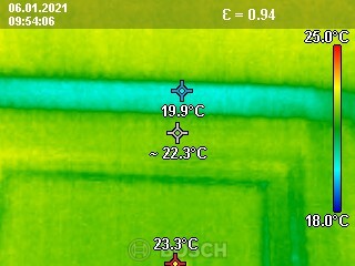 Thermografie Innenraum mit Temperaturunterschieden und Heizungsrohre.