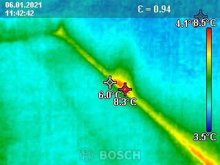 Thermografiebild einer Haustechnik-Komponente mit Wärmeverteilung und kalten Bereichen.