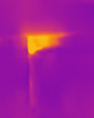Thermografische Aufnahme einer Wand mit Wärmeverlusten um eine Öffnung.
