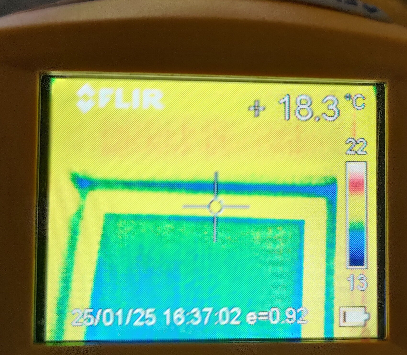 Thermografische Aufnahme eines flachen, rechteckigen Objekts mit Kreuzmarkierung; +18,3 °C.
