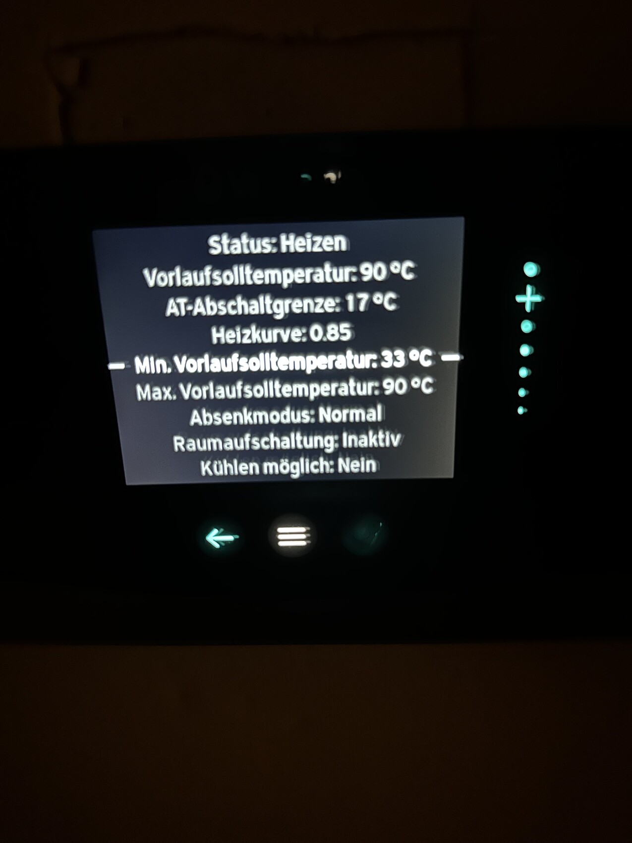 Status: Heizen; Vorlauf 90°C; Abgrenze 17°C; Heizkurve 0.85; Min 33°C; Max 90°C; Raum Inaktiv; Kühlen Nein