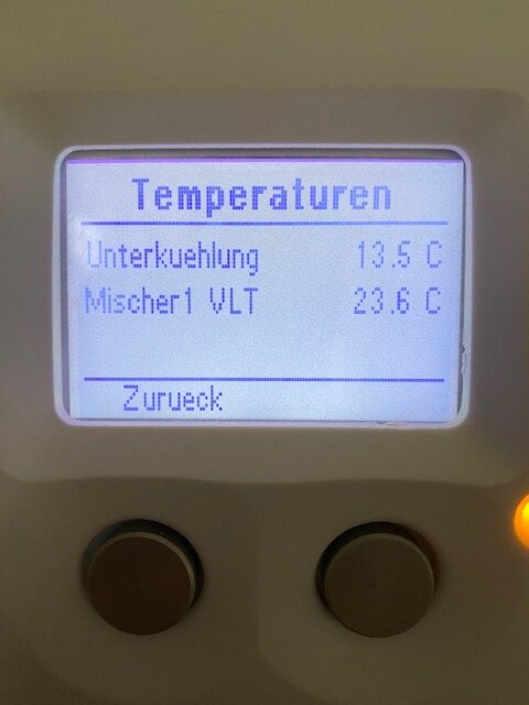 Display eines Temperatur-Controllers: Unterkuehlung 13.5 C, Mischer1 VLT 23.6 C, Zurueck