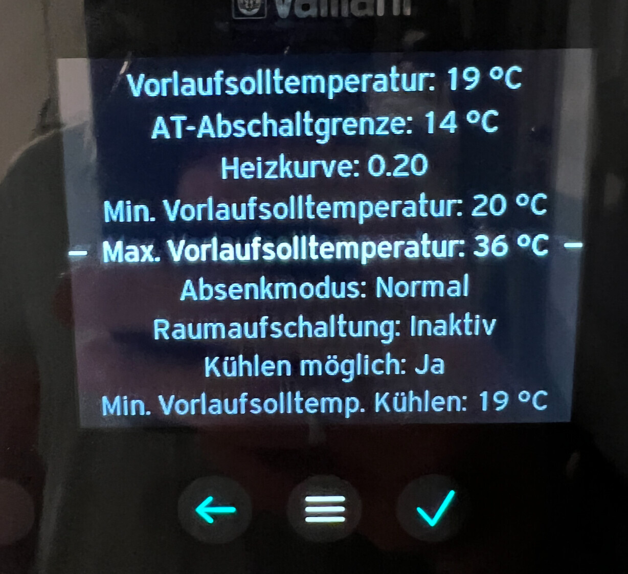 Thermostatdisplay zeigt Vorlaufsolltemperatur, Heizkurve und Moduseinstellungen auf Deutsch