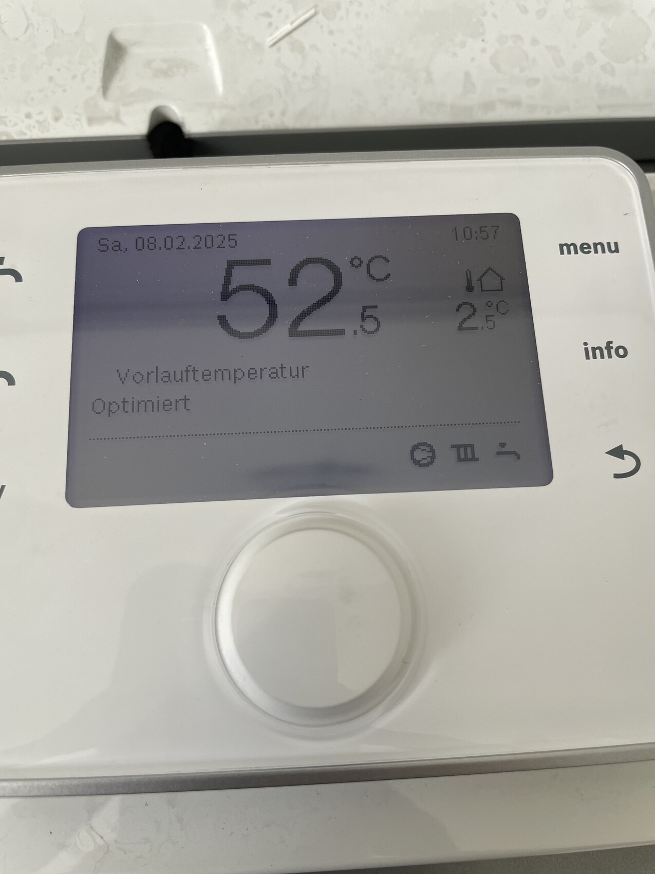Thermostatbedienfeld zeigt Vorlauftemperatur 52°C im Optimiert-Modus