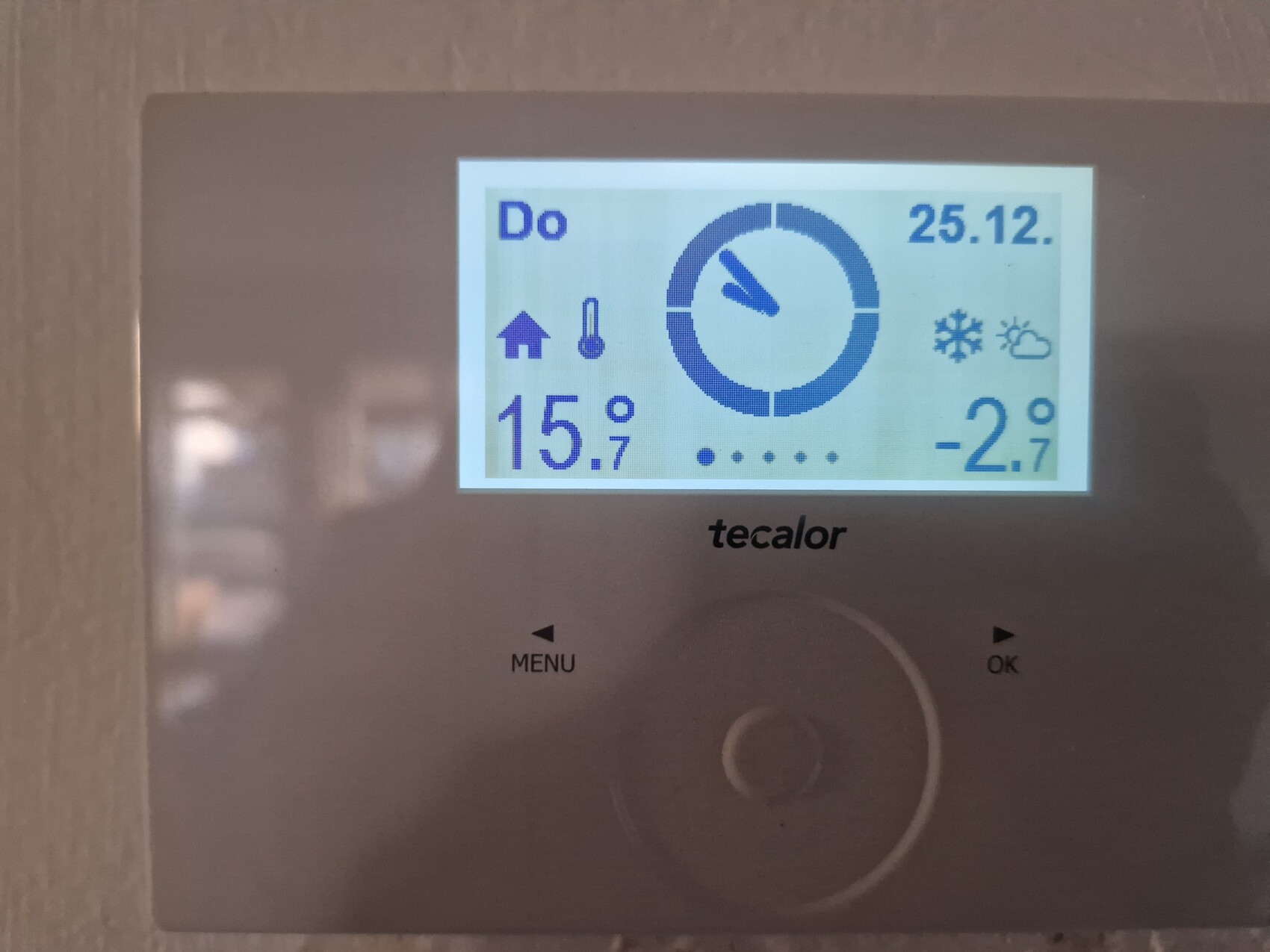 Digitales Heizungs-Thermostat-Display zeigt 15,7°C