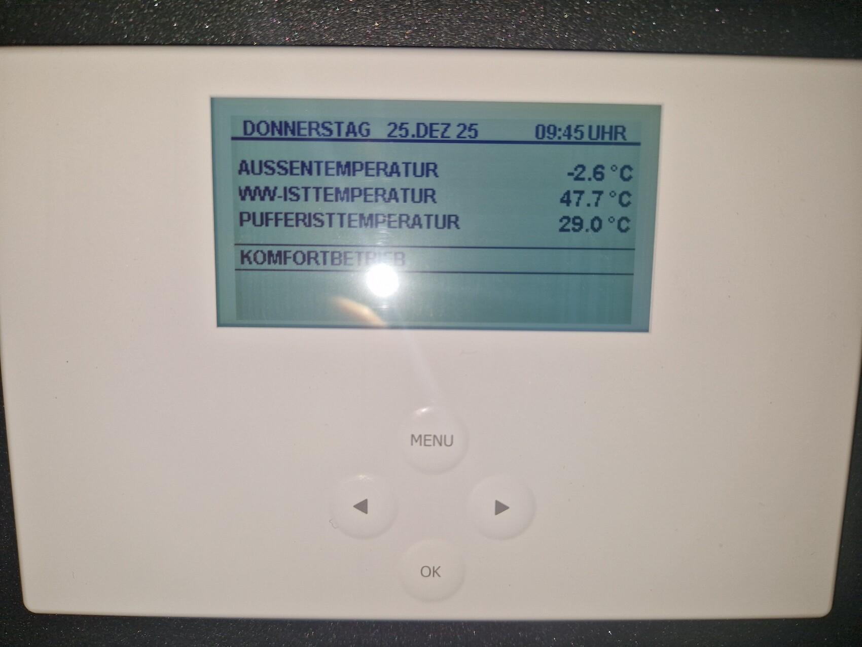 Digitales Thermostatdisplay zeigt Außen- und Innentemperaturwerte
