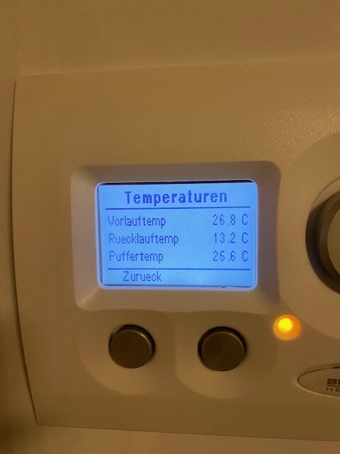 Blaues Heizungsdisplay zeigt Temperaturwerte (Vorlauf, Rücklauf, Puffertemp).