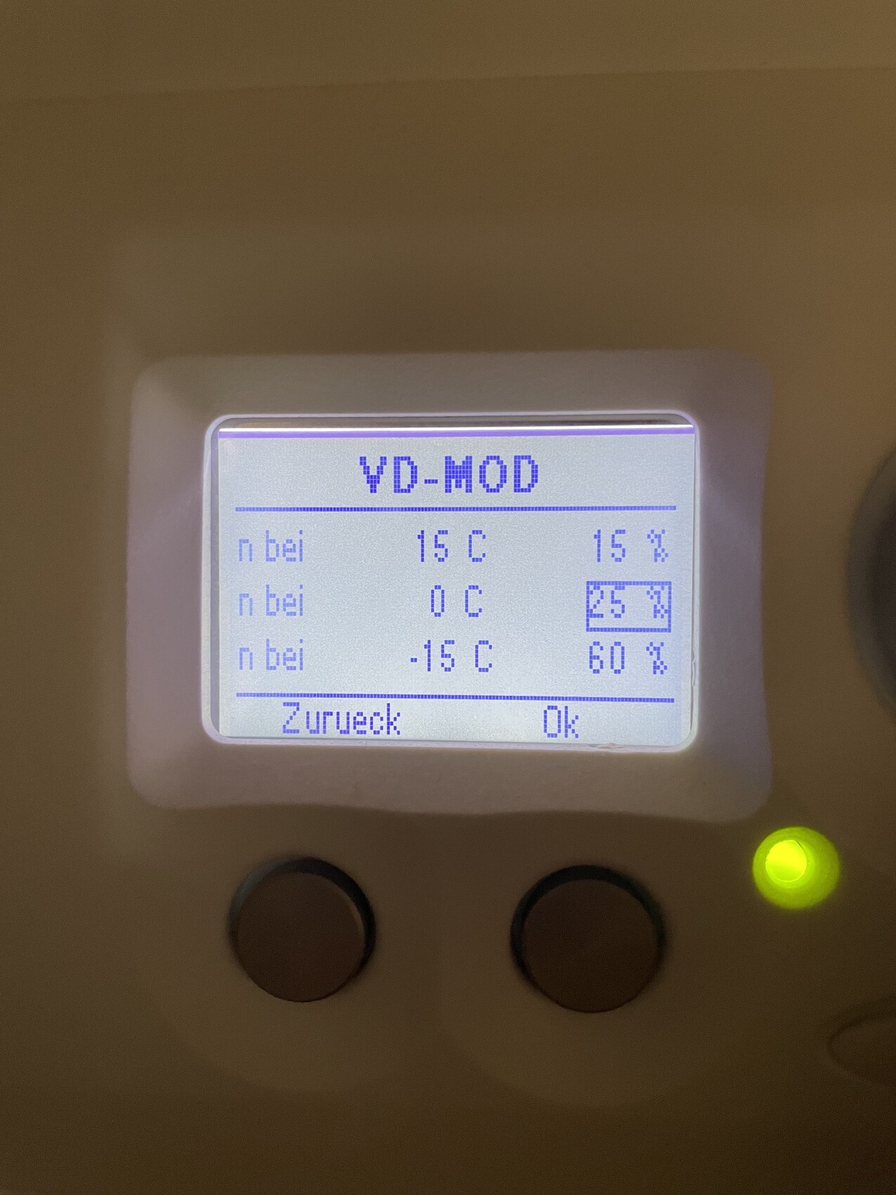 VD-MOD Display zeigt 3 Temperaturwerte (15 C, 0 C, -15 C) mit Prozentsätzen; grüne LED an.