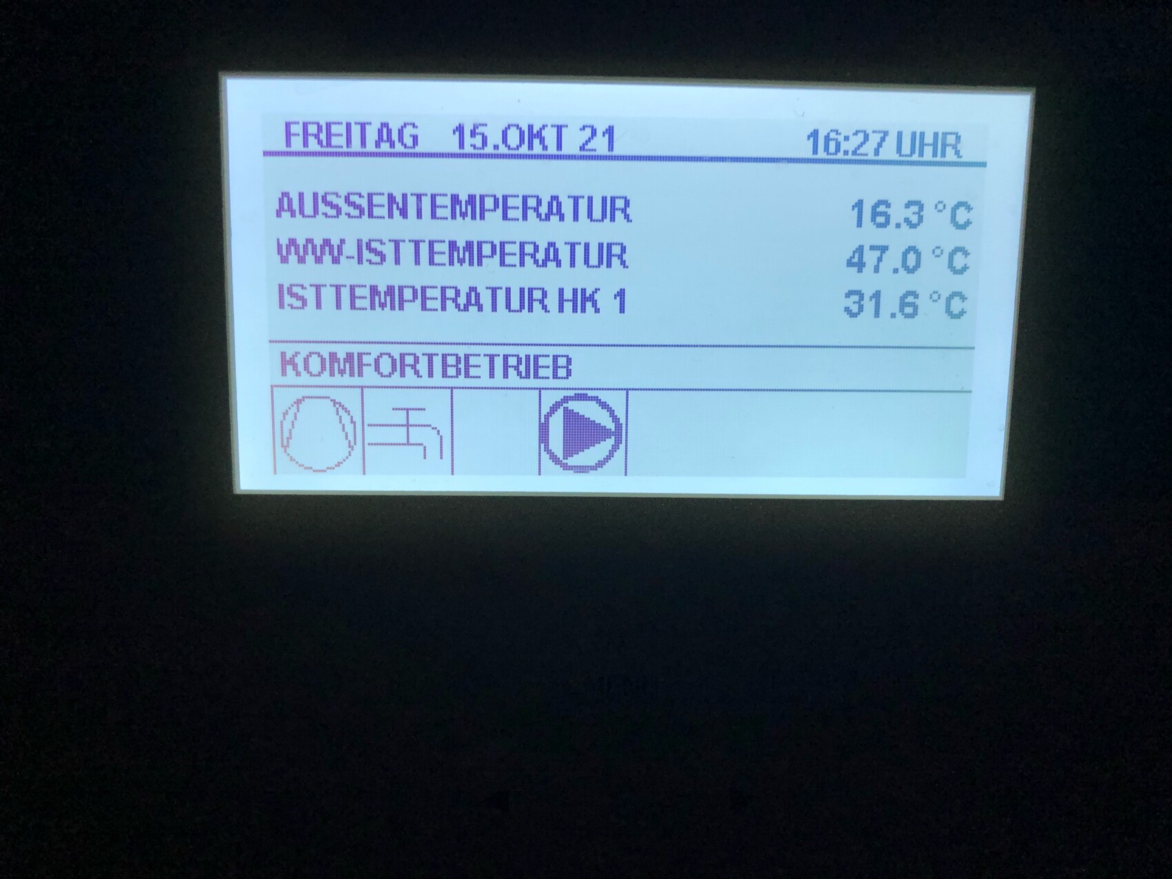 Digitale Anzeige mit Datum, Uhrzeit, Außen- und Innen-Temp. sowie Komfortbetrieb.
