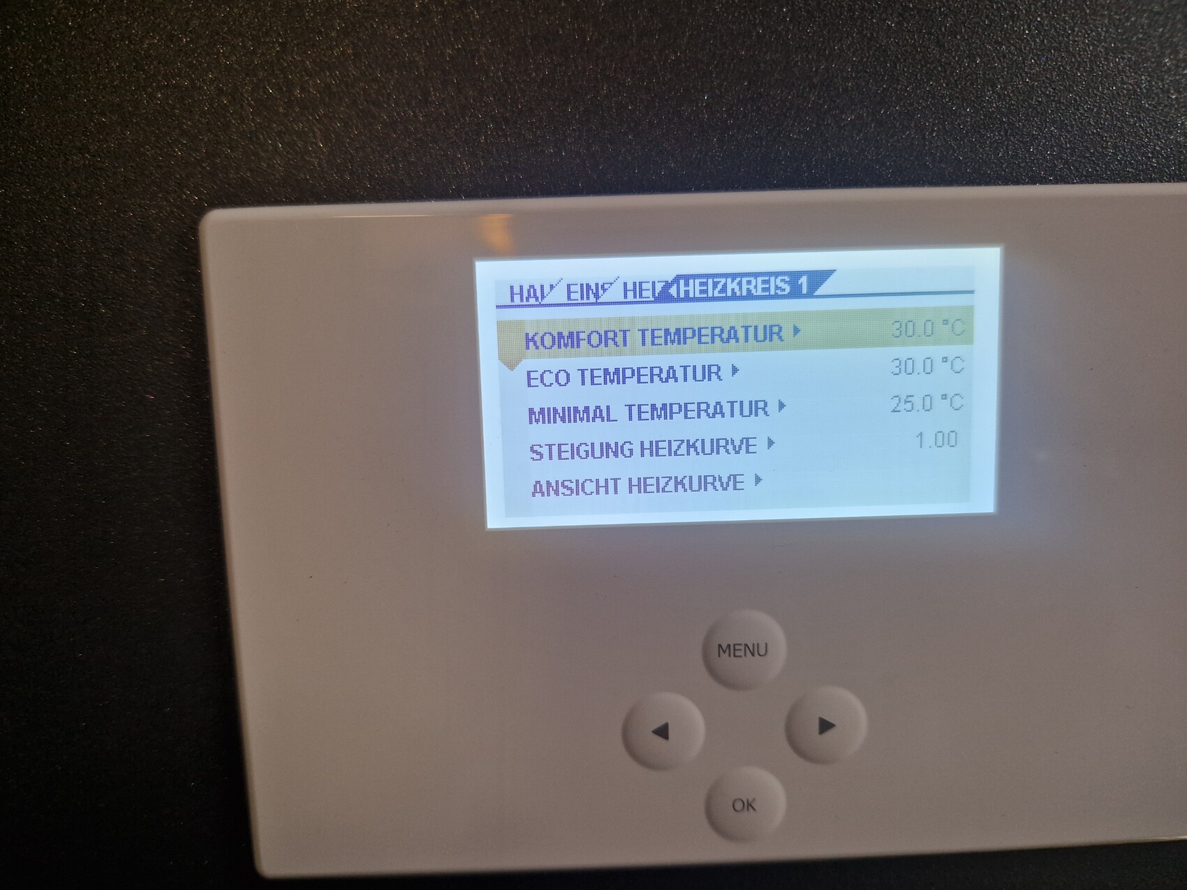 Thermostat mit Display zeigt Komforttemperatur 30°C im Heizkreis