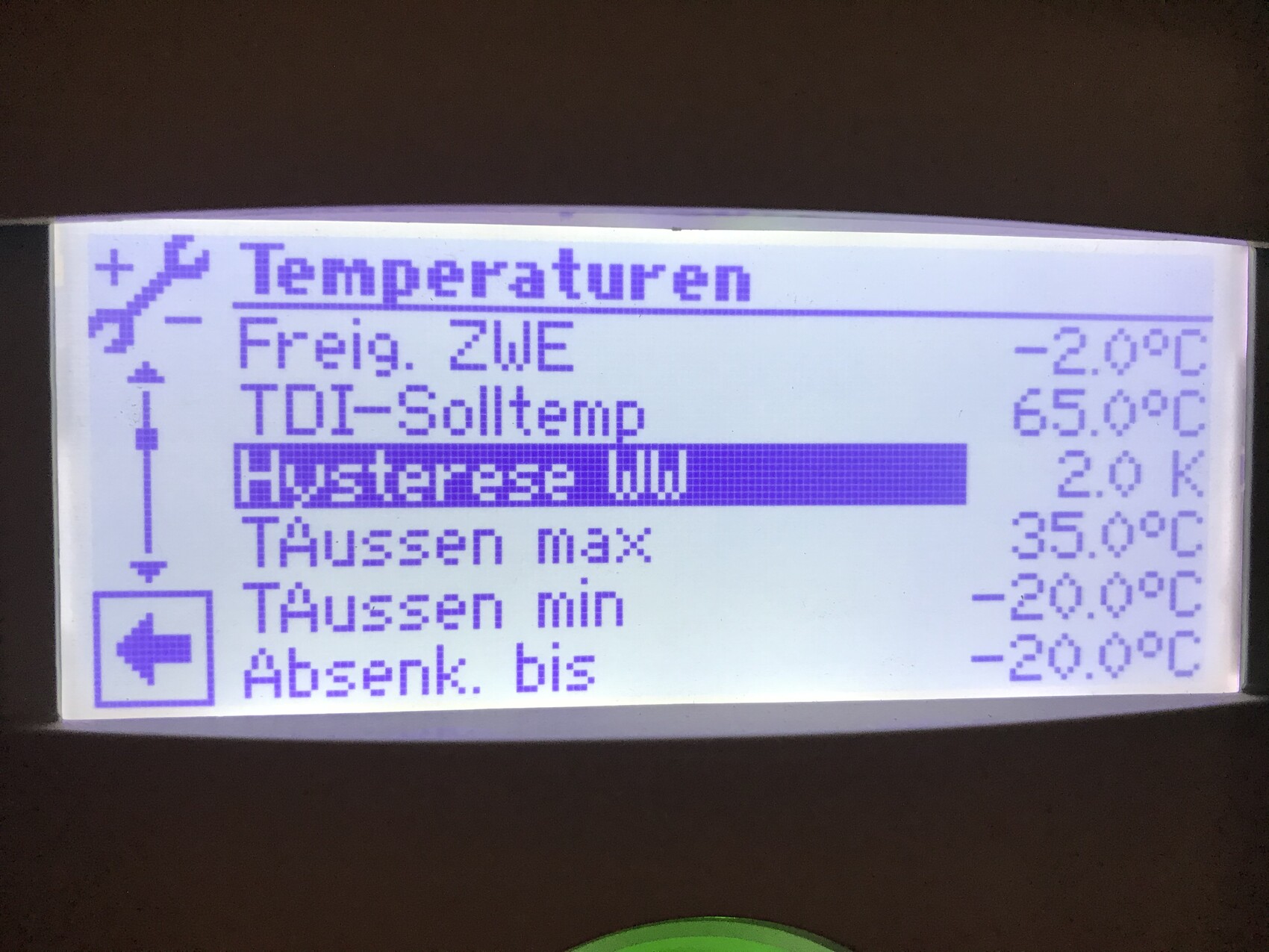 Digitales Thermostat-Display mit Temperaturen, Sollwert, Hysterese und Grenzwerten.