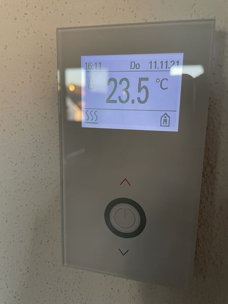 Wandthermostat mit Display: 23.5°C, Datum/Uhrzeit; runder Knopf unten