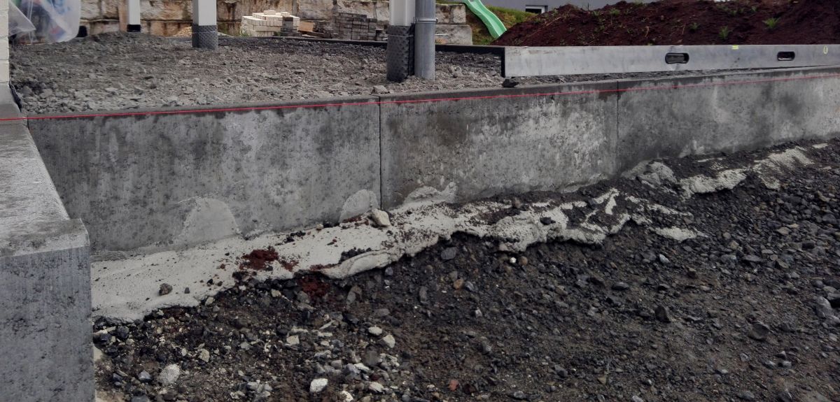 tiefbordsteine-fuer-terrassenbau-gefaelle-ist-falsch-202752-1.jpg