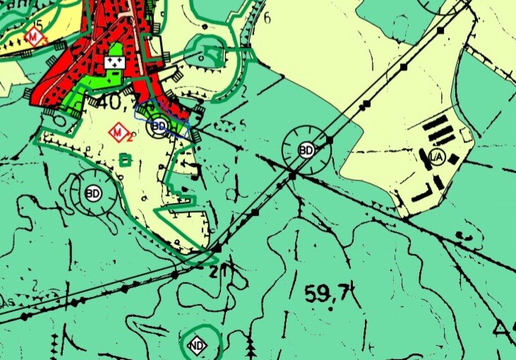 Topografische Karte mit Grundstücksgrenzen, Straßen und Geländemerkmalen.