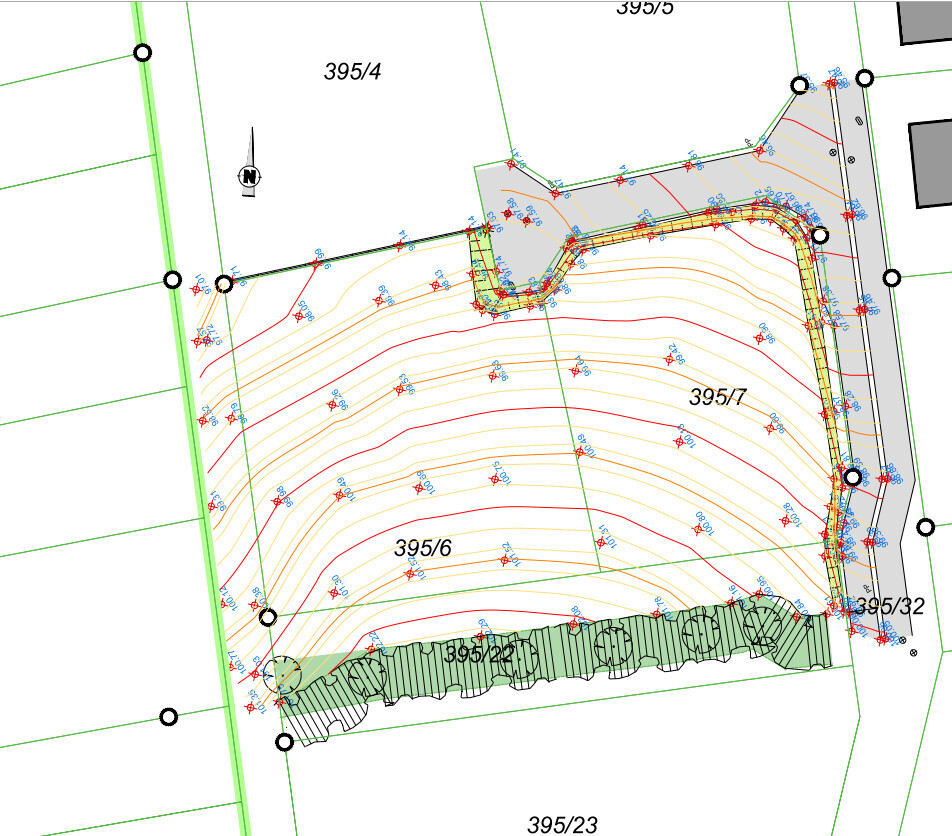 Topografischer Lageplan eines Baugrundstücks mit Konturlinien, Grenzlinien und Zufahrten.