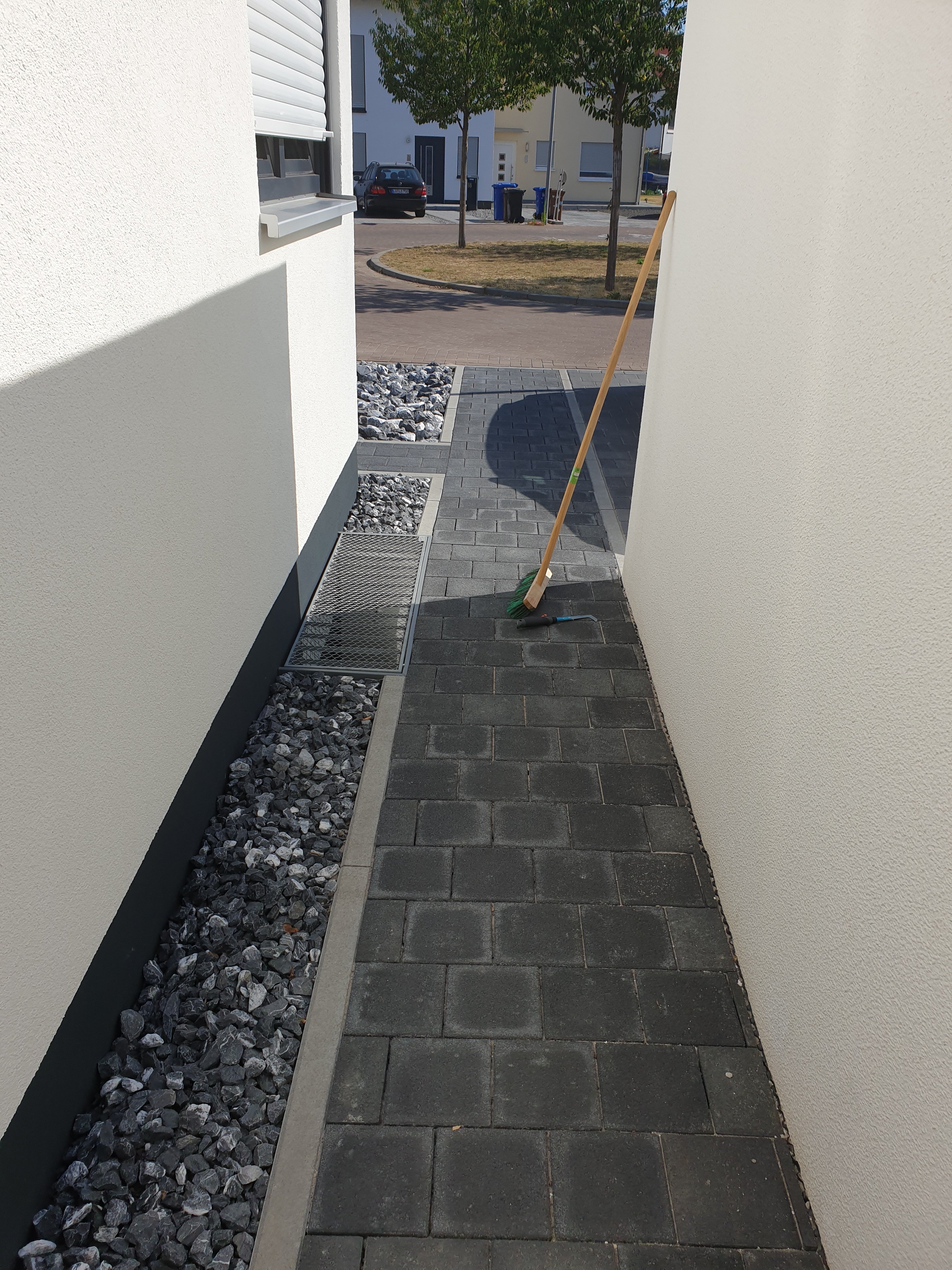 tortuerchen-stellen-zwischen-hauswand-und-garage-333389-2.jpg