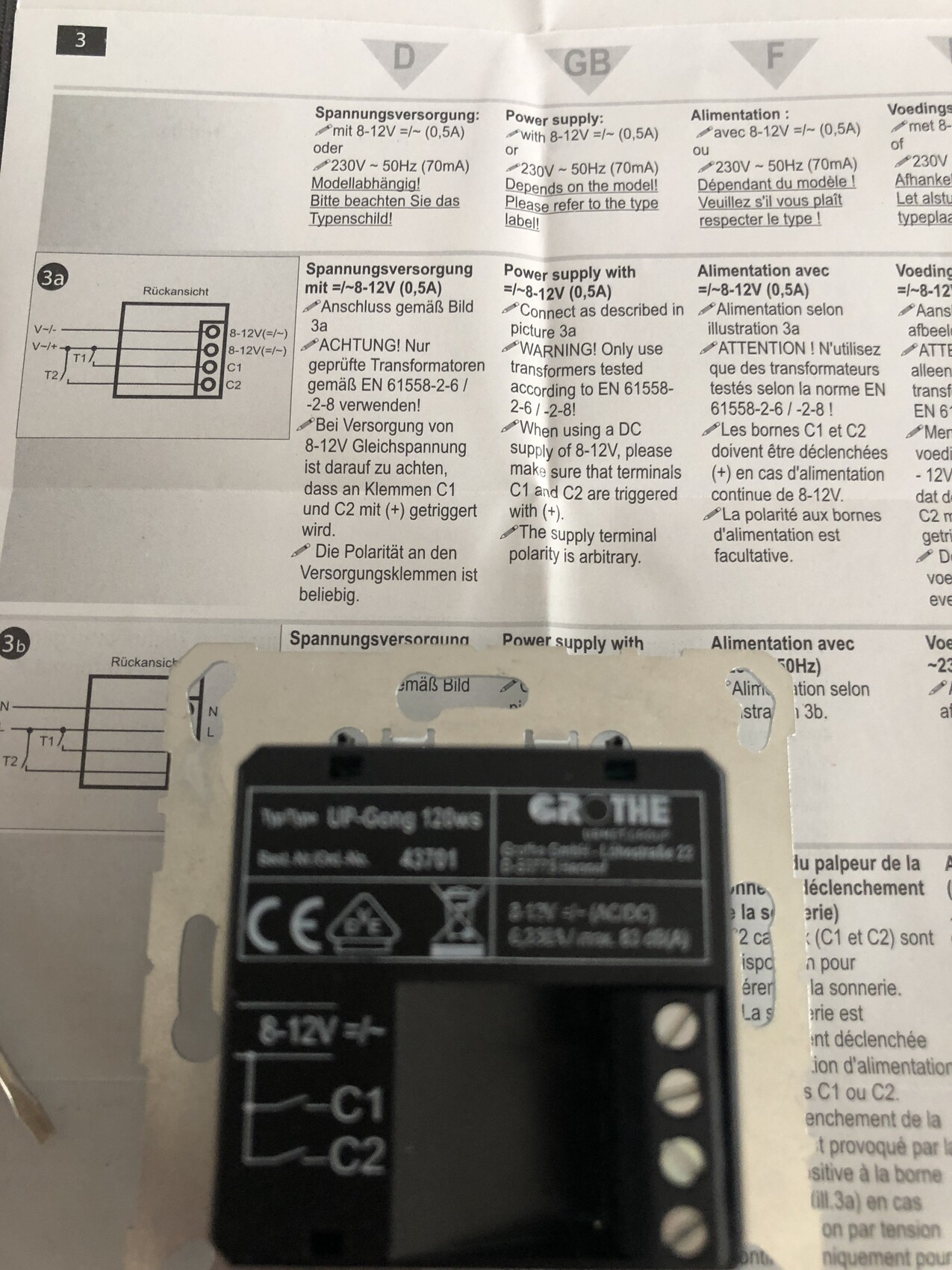Kleines GROTHE-Netzteil mit 8-12V Ausgang und C1/C2-Anschlüssen, auf Metallträger montiert