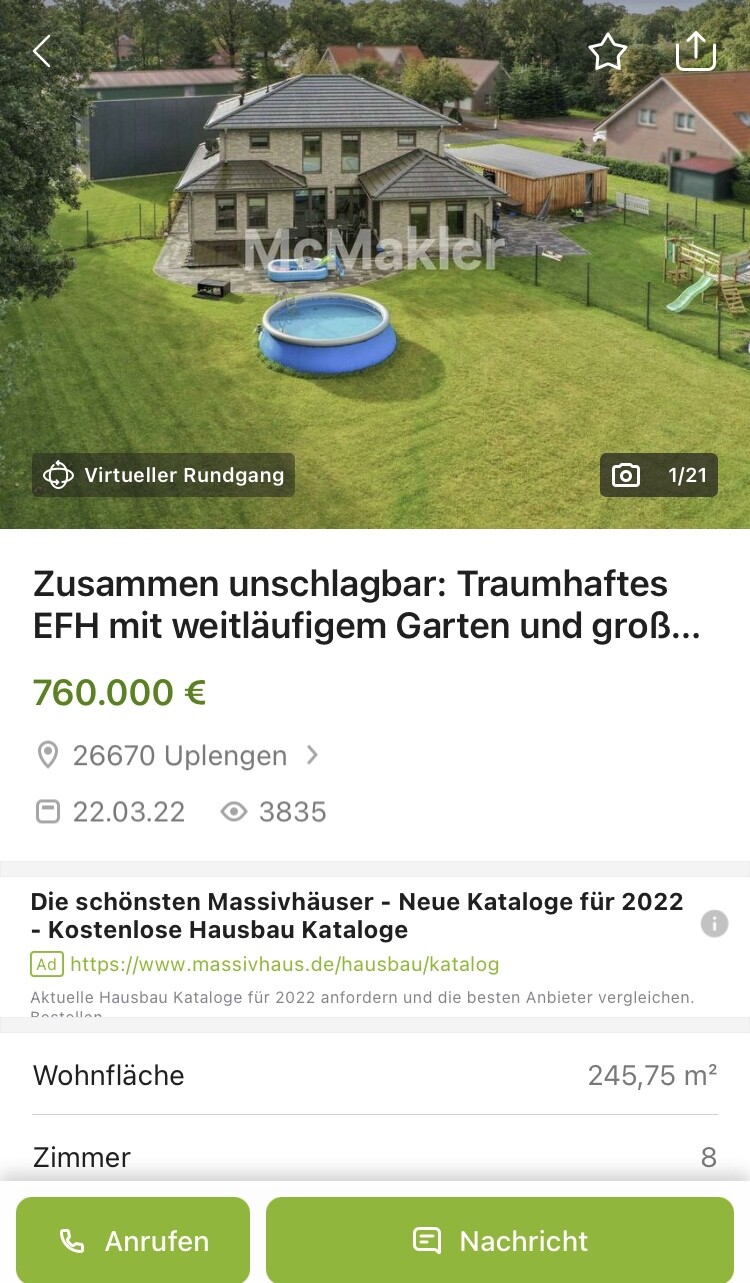 Großes Haus mit großem Garten, runder blauer Pool und Spielbereich im Garten.