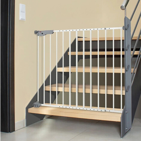 Treppe mit weißem Sicherheitsgitter am unteren Treppenende und Metallgeländer rechts.