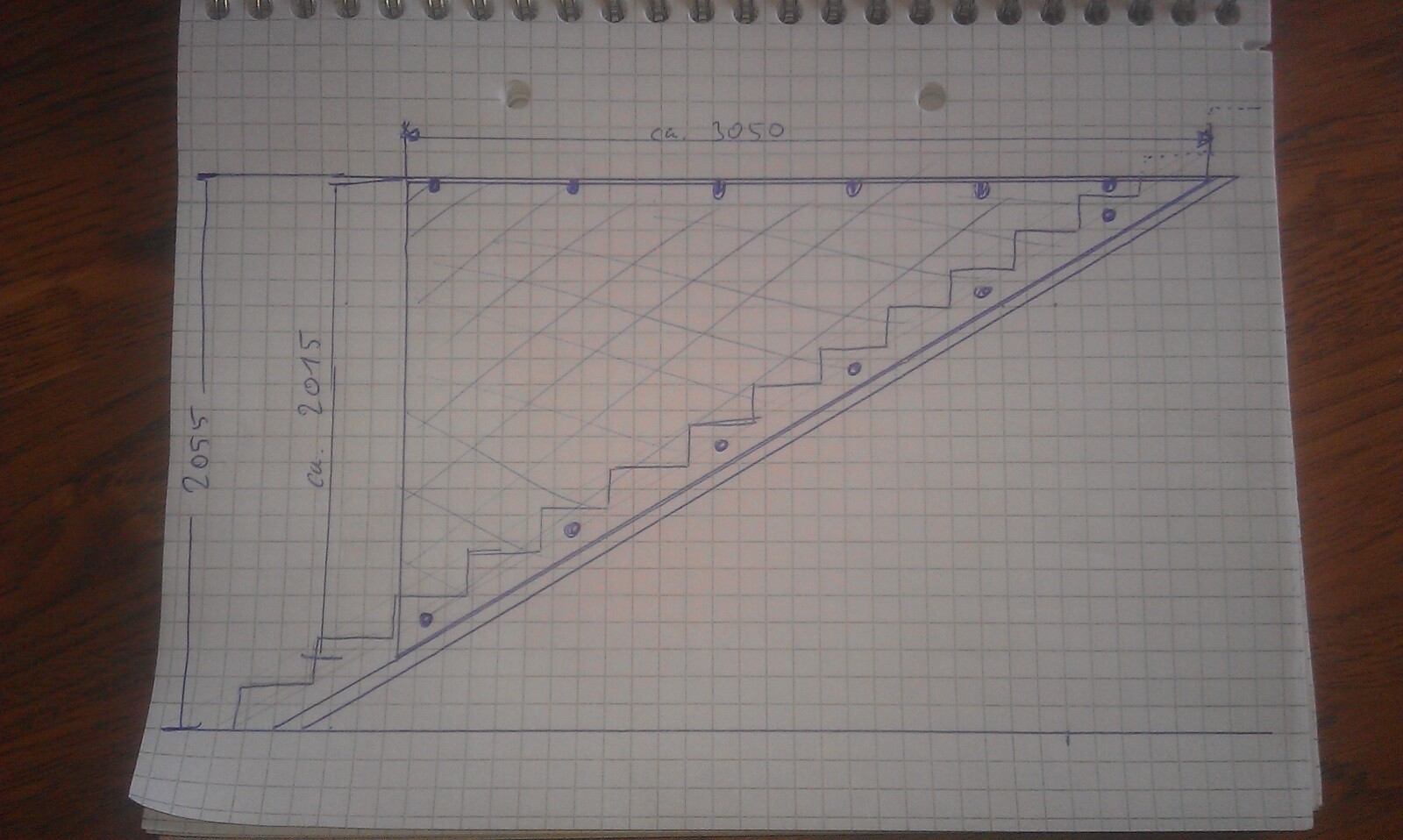 Handgezeichnete Skizze eines Treppenabschnitts in einem Dreieck auf kariertem Papier.