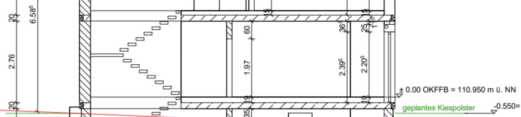 Technische Bauzeichnung eines Gebäudes im Querschnitt: Treppe, Wände, Bodenplatte und Maße.