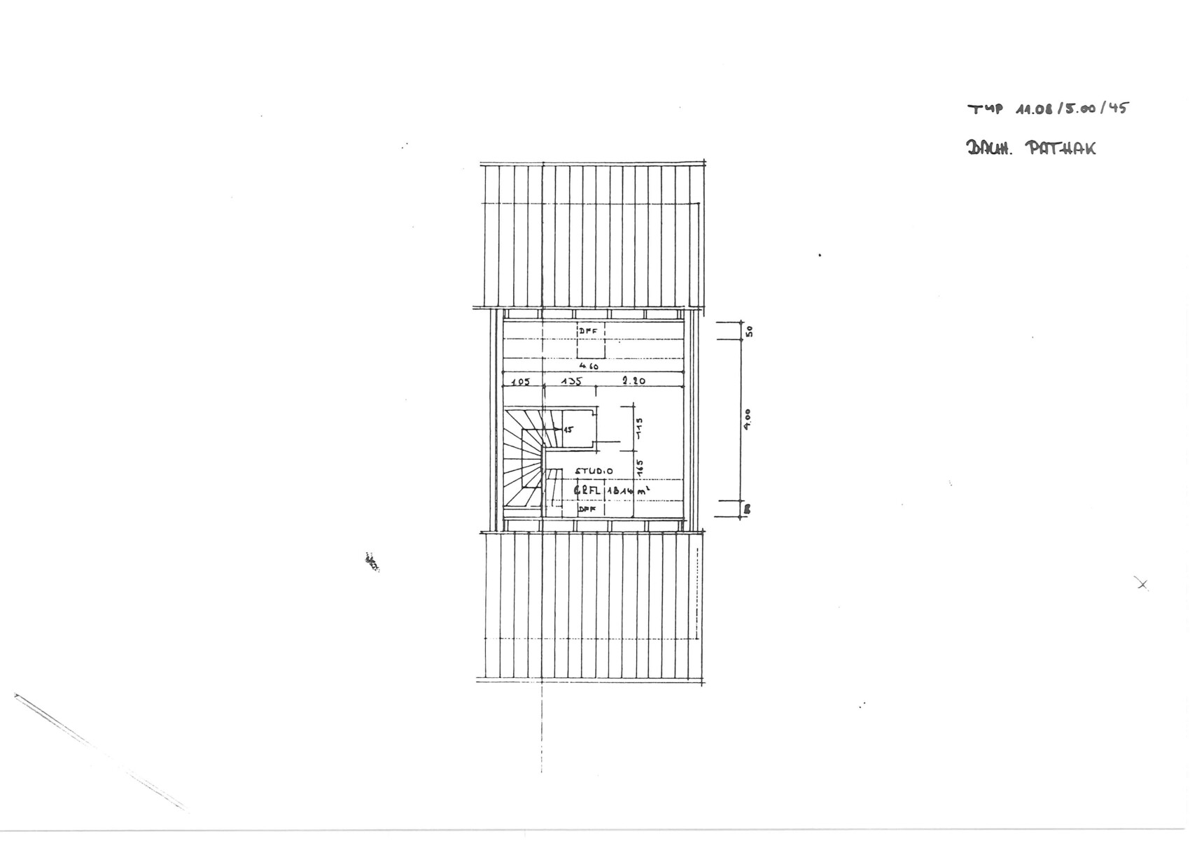 Technischer Grundriss eines Gebäudes mit Treppenhaus und Innenraum, Maßangaben.