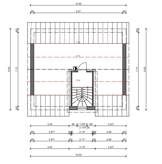Grundriss eines Gebäudes mit zentraler Treppe, umlaufenden Wänden und Maßlinien.