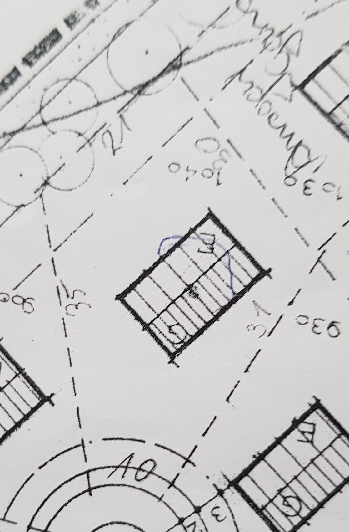 Architektenplan: Rechteckige, schraffierte Öffnungen mit Maßlinien und Bemaßung.