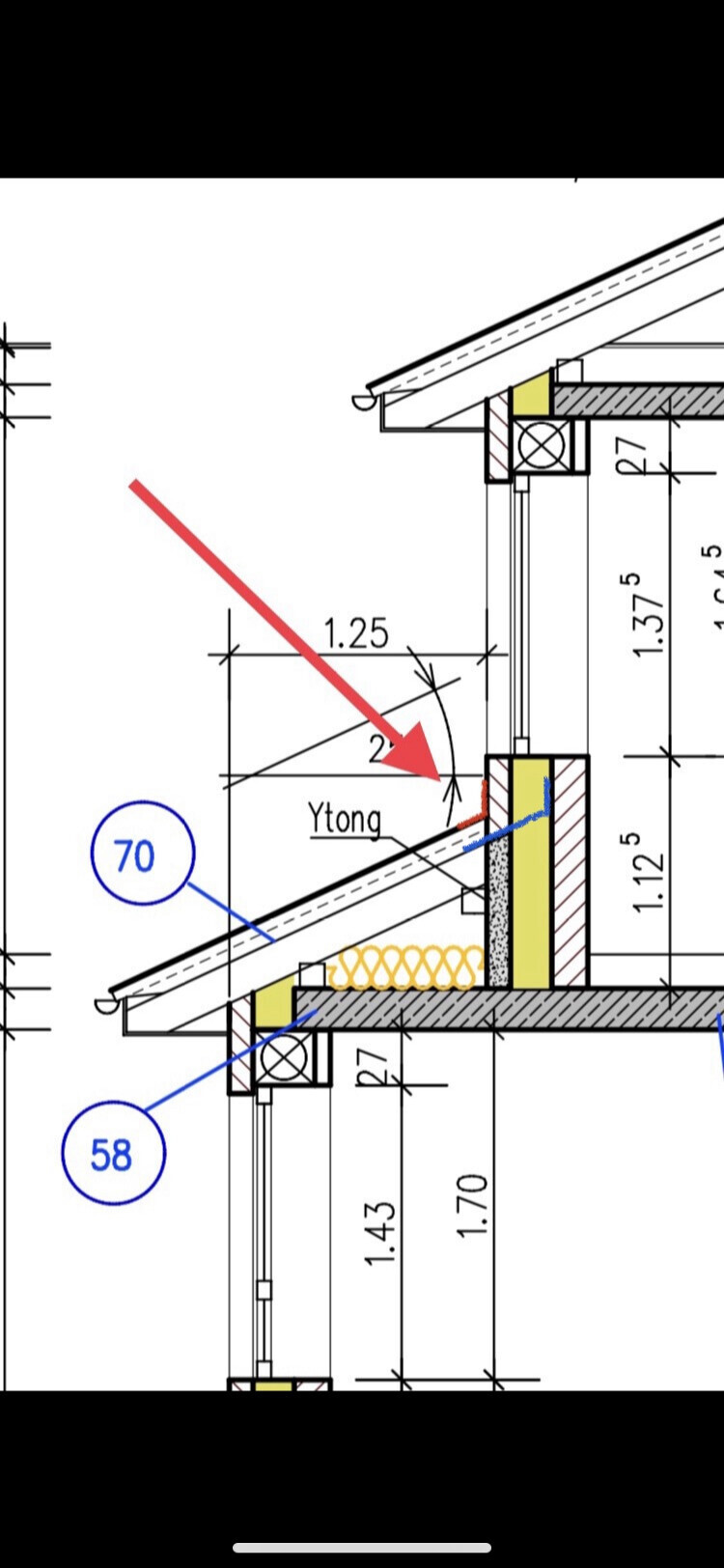 Querschnitt einer Dachkonstruktion mit Dämmung, Bauteilen, Beschriftungen und Maßangaben.