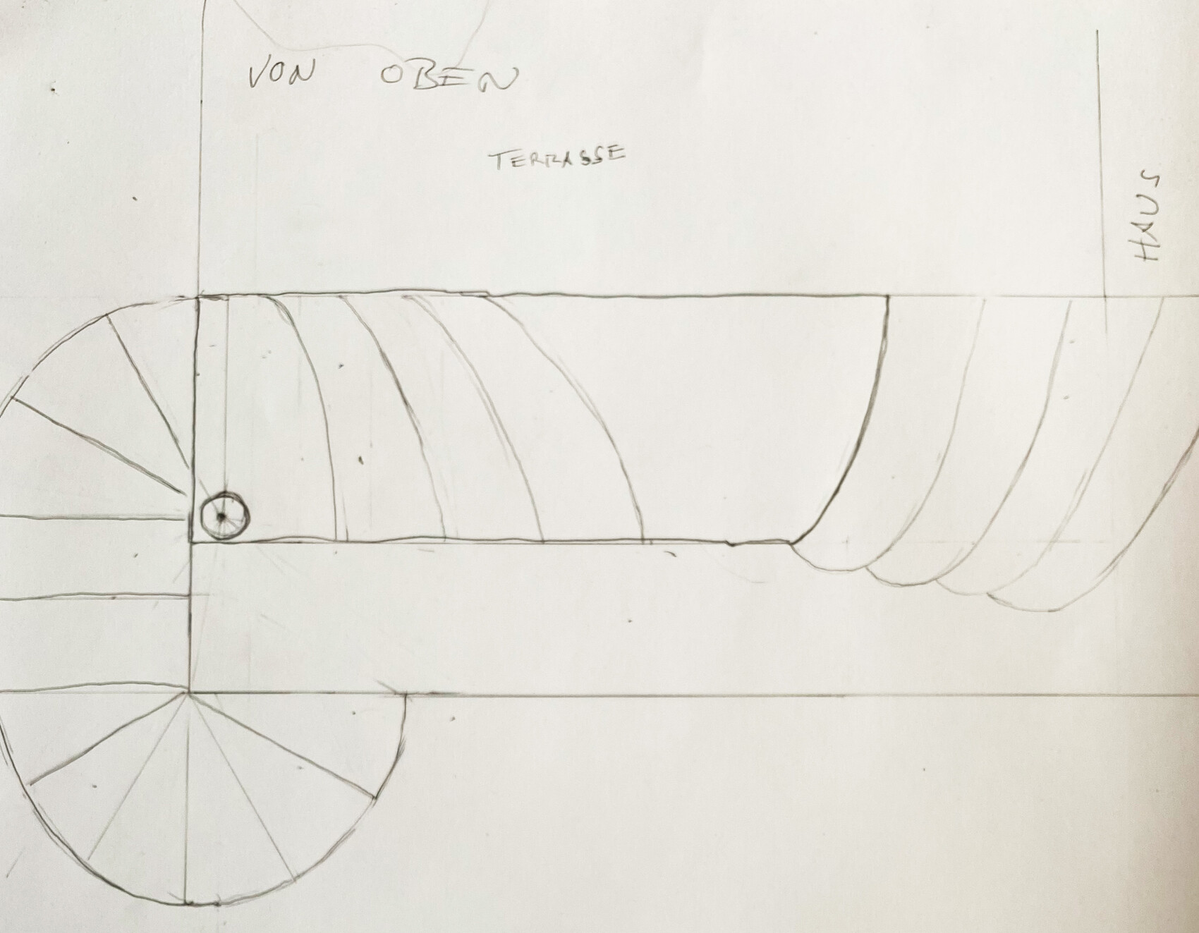 Skizzenhafte Grundrisszeichnung mit spiralförmiger Treppe und Terrasse von oben