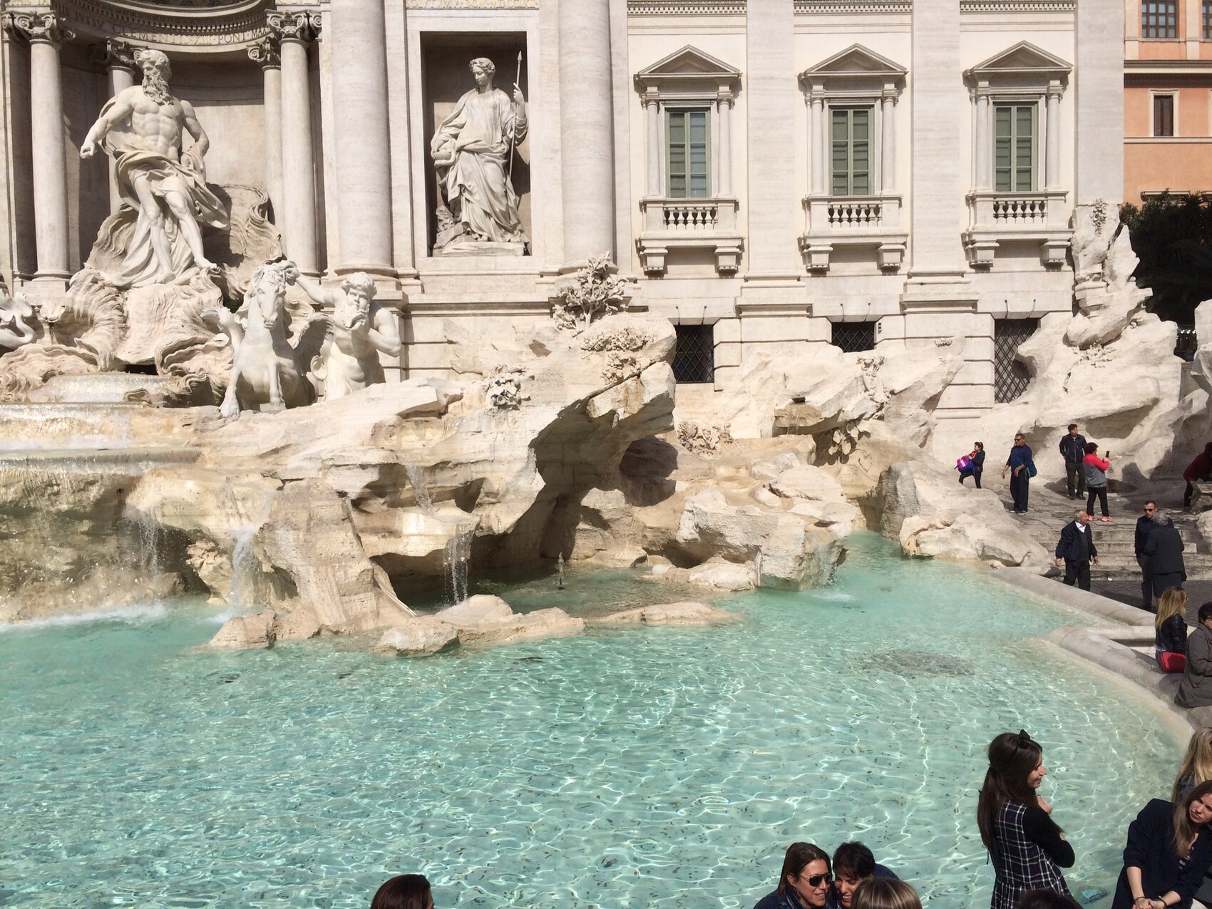 Trevi-Brunnen in Rom mit Skulpturen und Wasserbecken, Besucher vor der Fassade