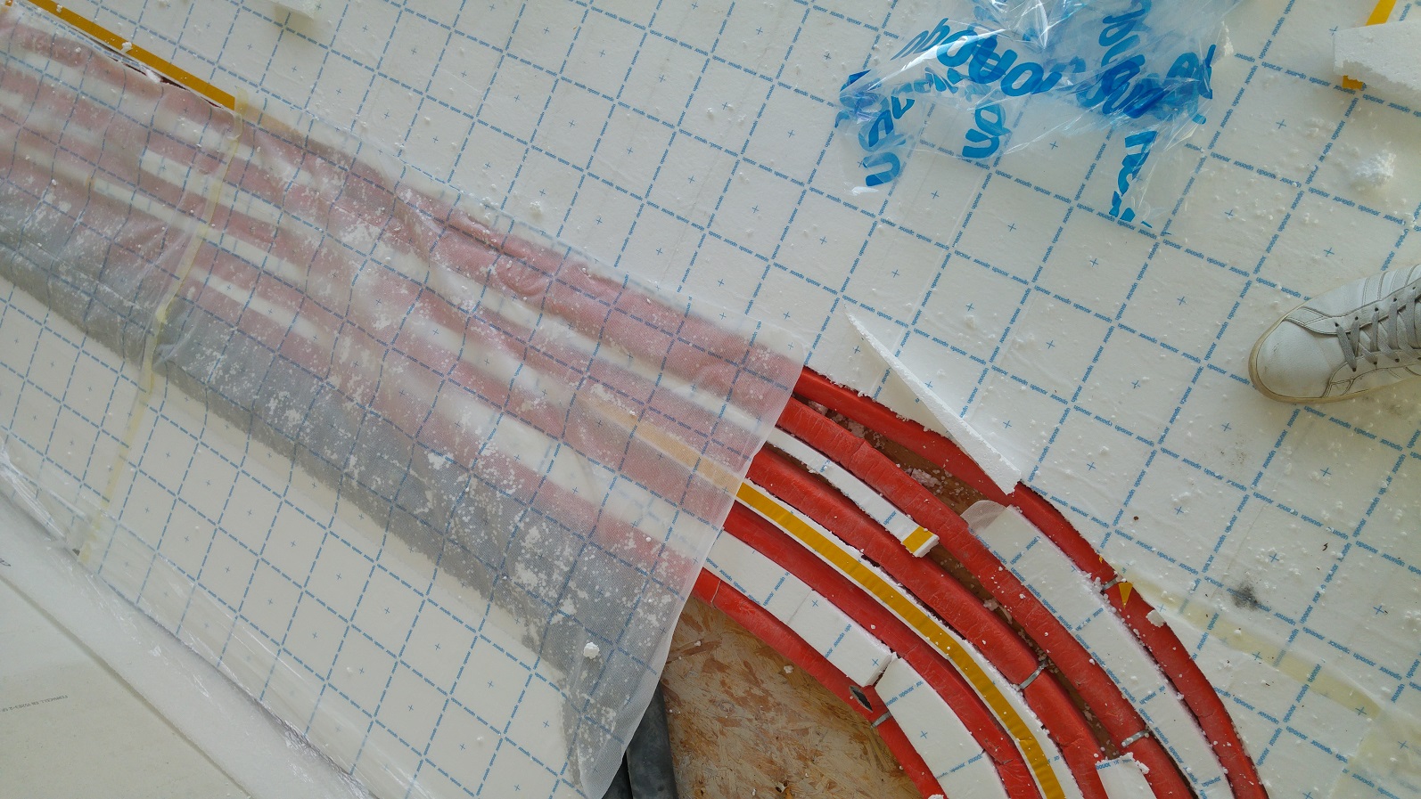 trinkwasserleitungen-direkt-unter-heizungsleitung-fbh-231037-2.jpg