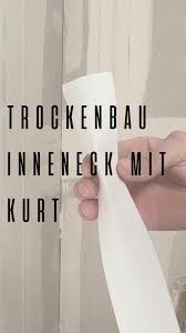 Nahaufnahme einer Hand, die eine Wandkante im Trockenbau bearbeitet.
