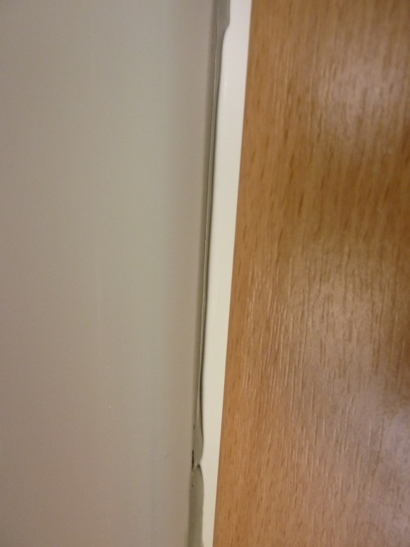 tuer-zarge-heller-wand-und-holzoberflaeche.JPG