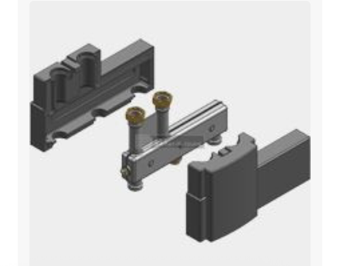 Türbeschlag-Befestigungsbauteil mit Schrauben und Führungen