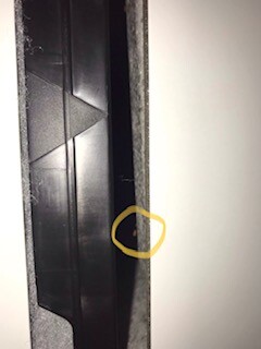 Nahaufnahme eines Türrahmens mit kleinem Spalt, gelb markiert