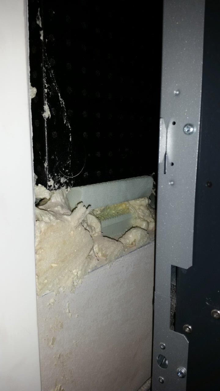 Türrahmen mit Dämmung in offener Wandöffnung – Baustelle
