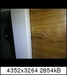 Nahaufnahme eines Holz-Türrahmens mit weißer Türzarge