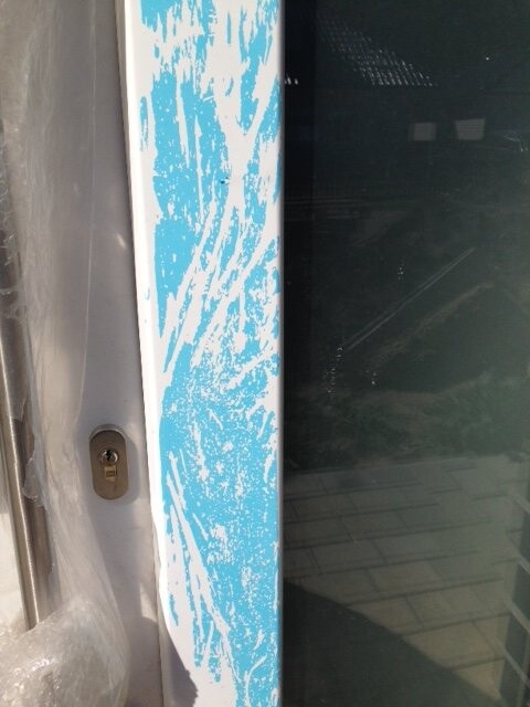 tuerrahmen-mit-blauer-schutzfolie-bau.JPG