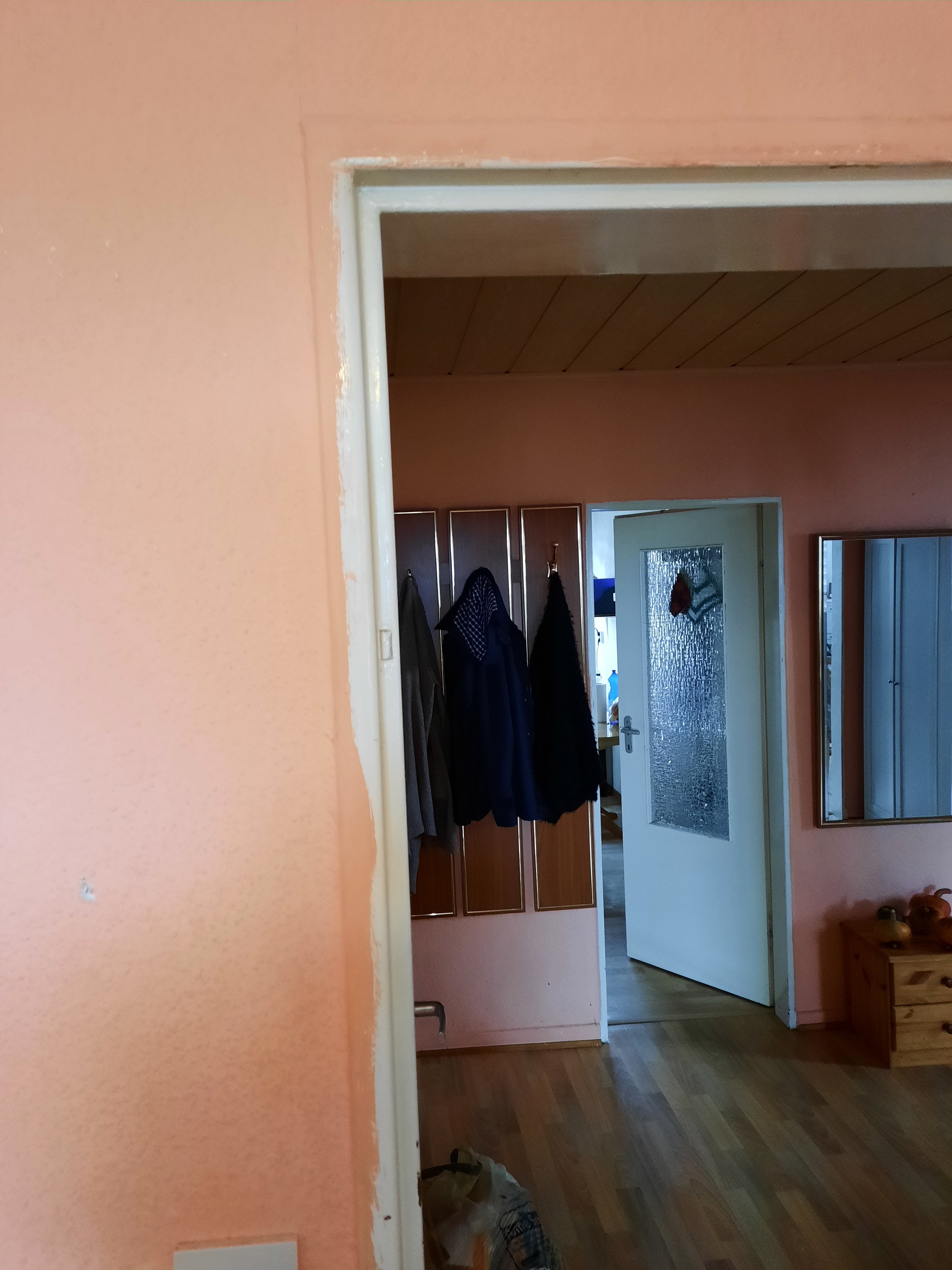 tuerrahmen-weiss-streichen-hellrosane-abstriche-entfernen-449641-1.jpg