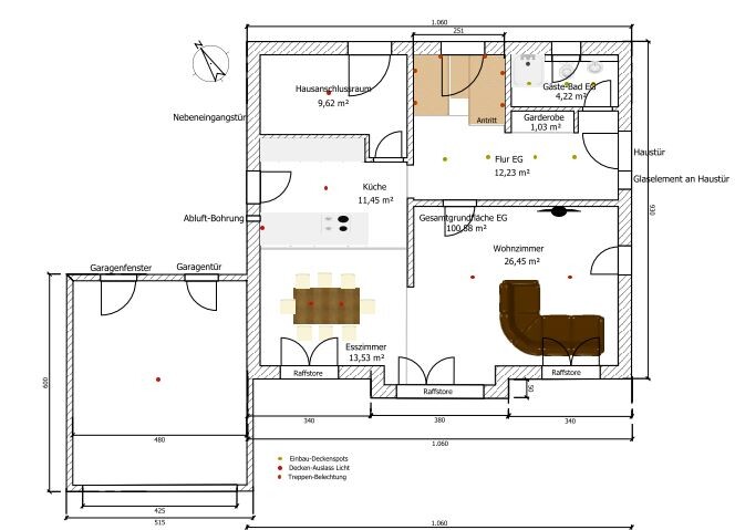 Grundriss Erdgeschoss eines Hauses mit Küche, Esszimmer, Wohnzimmer, Flur, Bad und Garage.