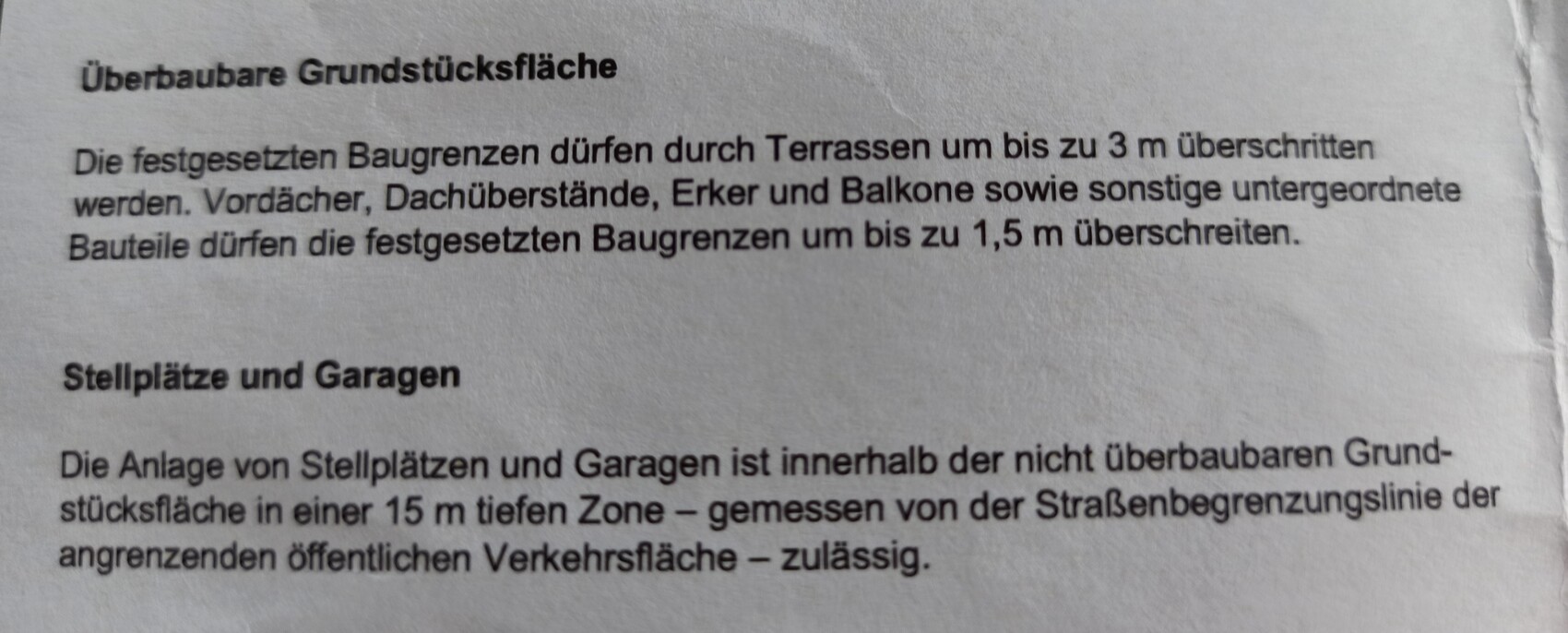 Deutscher Text zu überbaubaren Grundstücksflächen, Baugrenzen und Stellplätzen/Garagen.