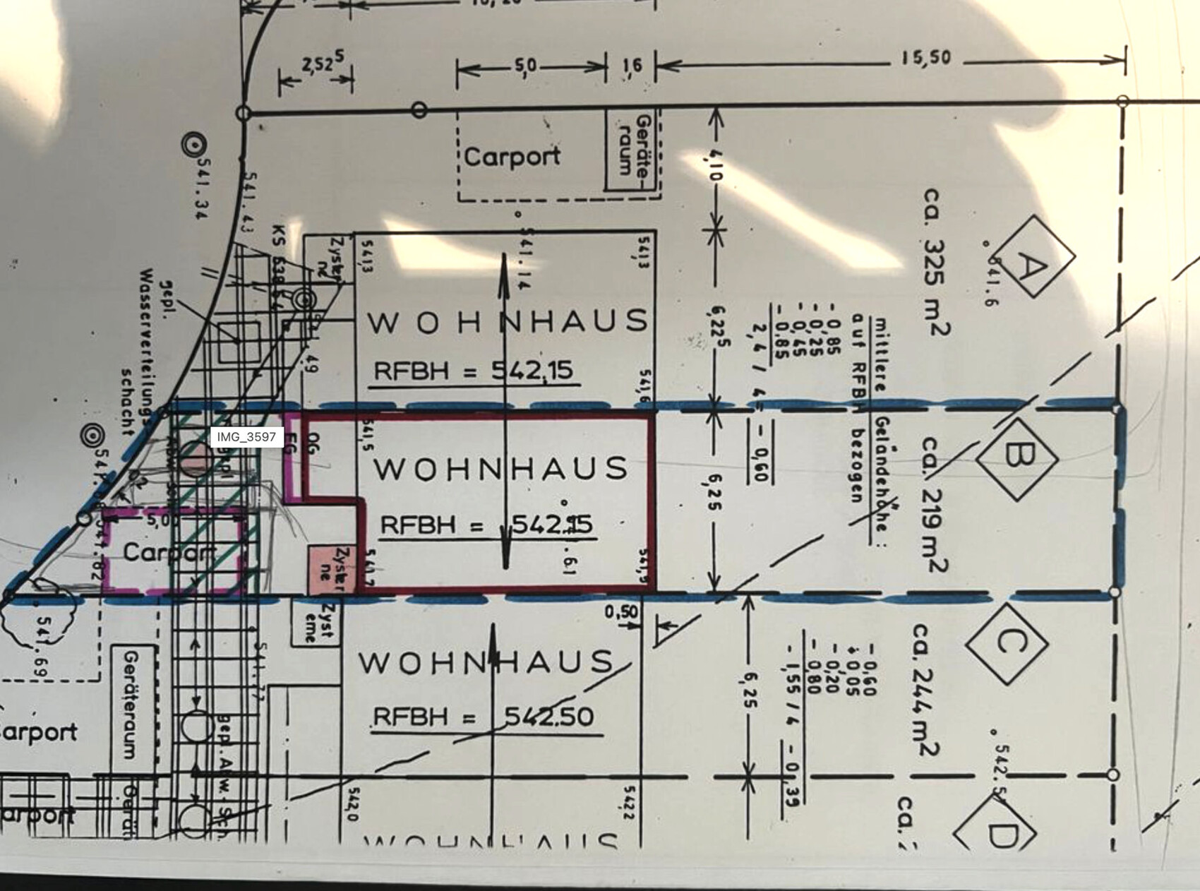 Lageplan eines Baugrundstücks mit zwei Wohnhäusern, Carport, Parzellen A–D und Maßen.
