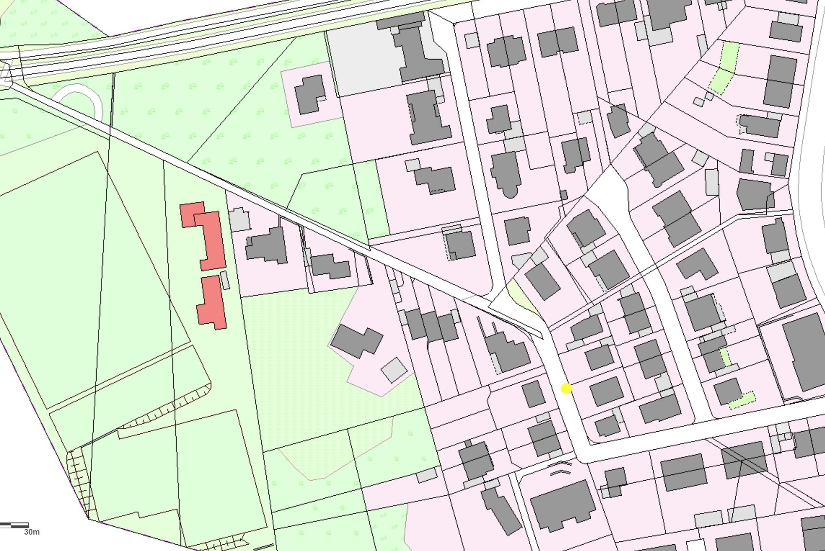 Stadtplan: Straßennetz und Grundstücke in rosa, grüne Flächen, rote Gebäude links, gelber Punkt.